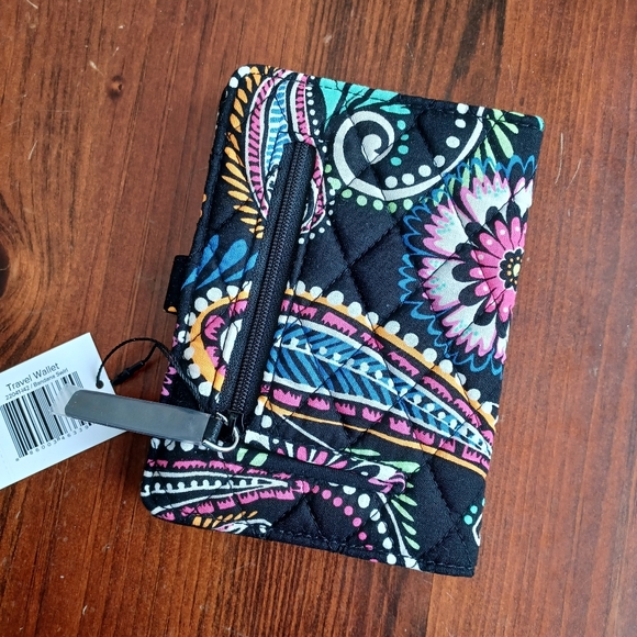 Vera Bradley Travel Wallet in Bandana Swirl NWT - Picture 2 of 3